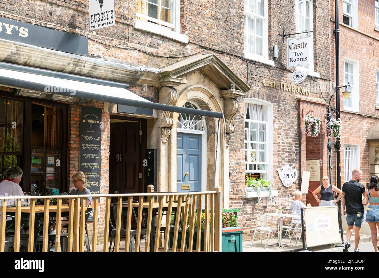 Café et château salons de thé dans le centre de York, les gens manger à l'extérieur, Yorkshire, Angleterre, Royaume-Uni Banque D'Images