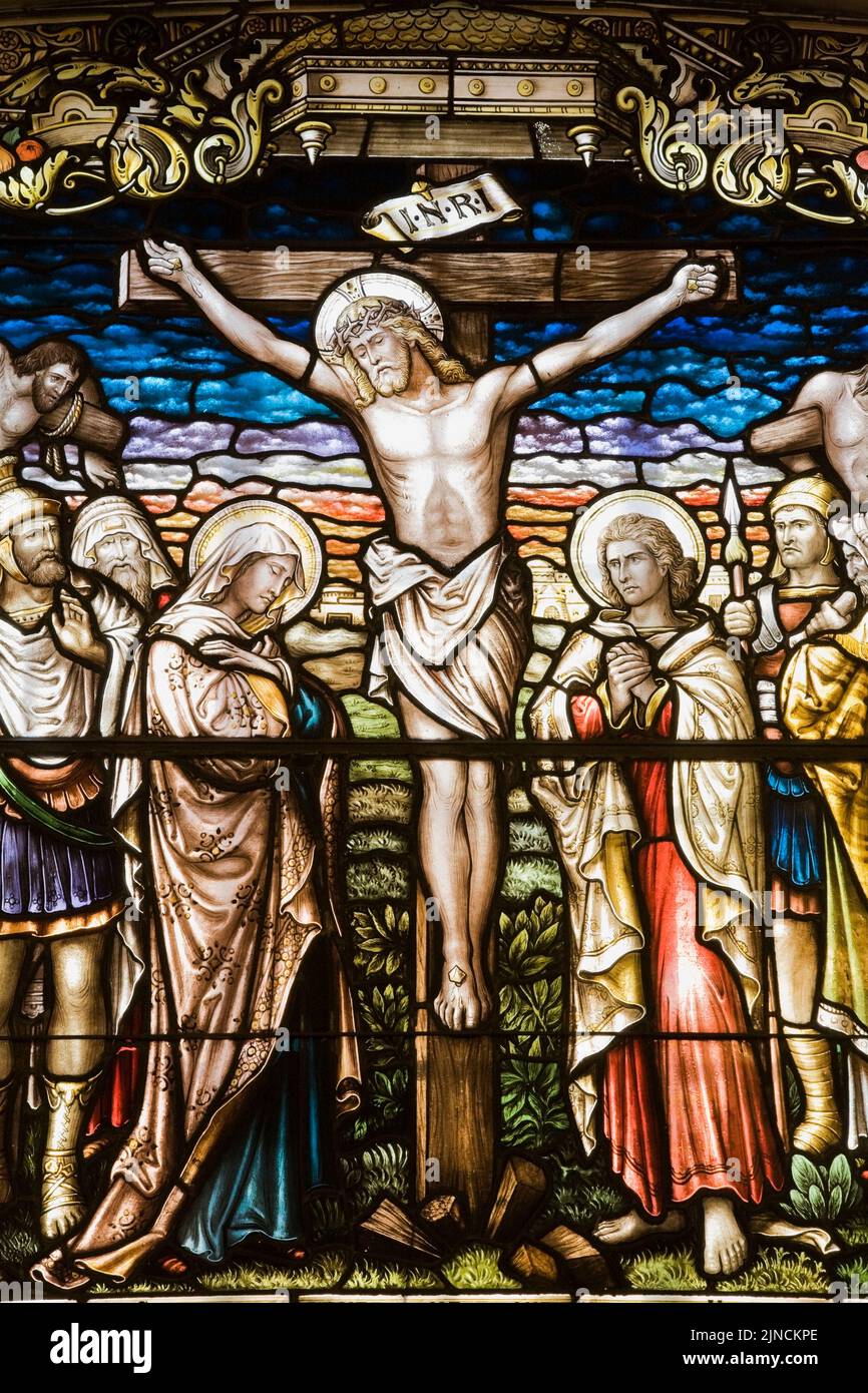 Vitrail coloré avec Jésus sur la Croix, Cathédrale de la Sainte Trinité, Québec, Québec, Canada. Banque D'Images