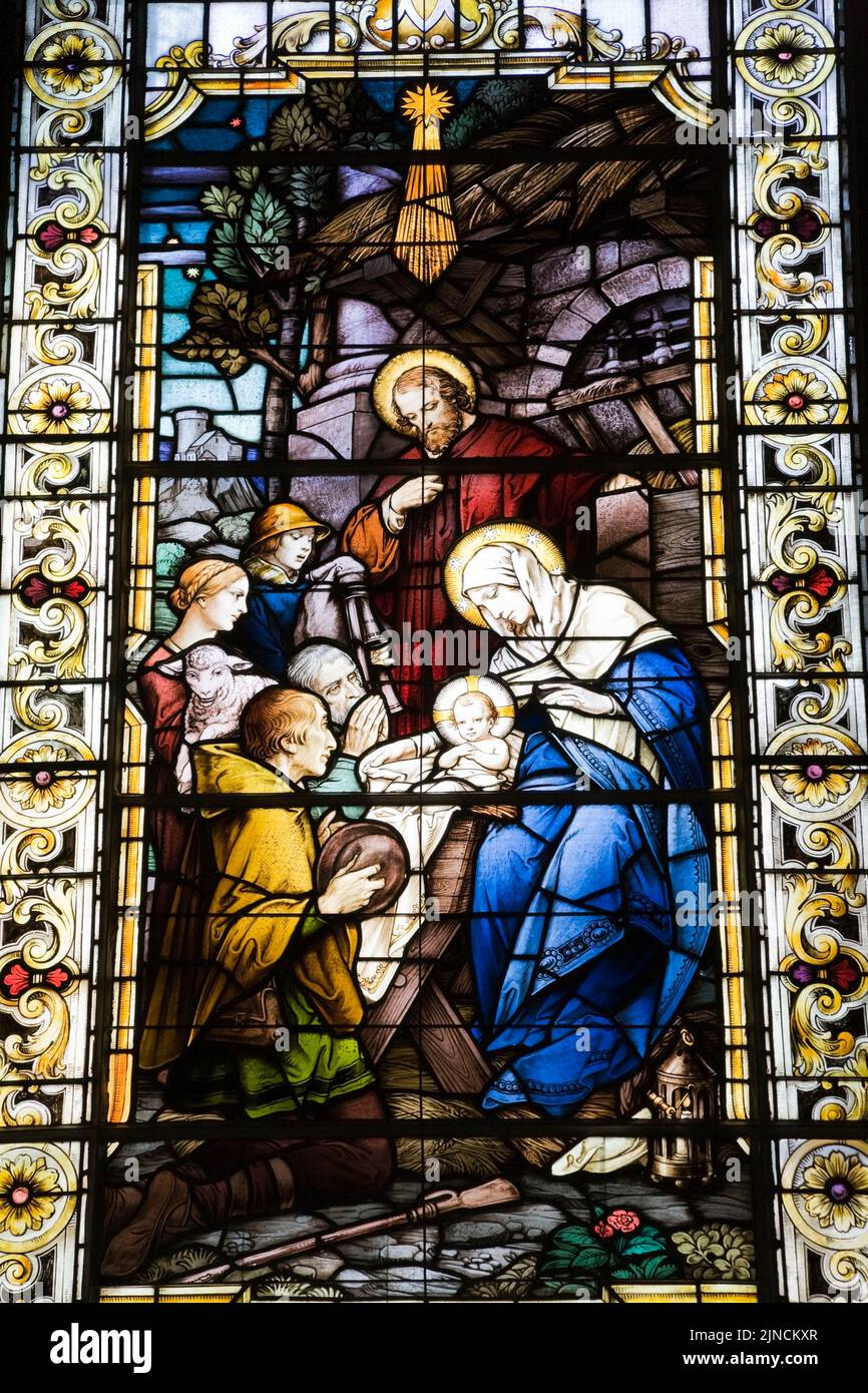 Vitrail coloré avec scène religieuse de la Vierge Marie et de l'enfant, Cathédrale de la Sainte Trinité, Québec, Québec, Canada. Banque D'Images