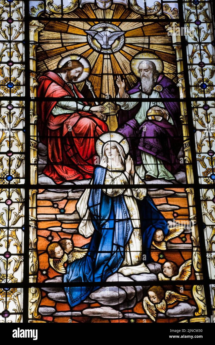 Vitrail coloré avec scène religieuse de la Vierge Marie, Basilique-Cathédrale notre-Dame de Québec, Québec, Québec, Canada. Banque D'Images