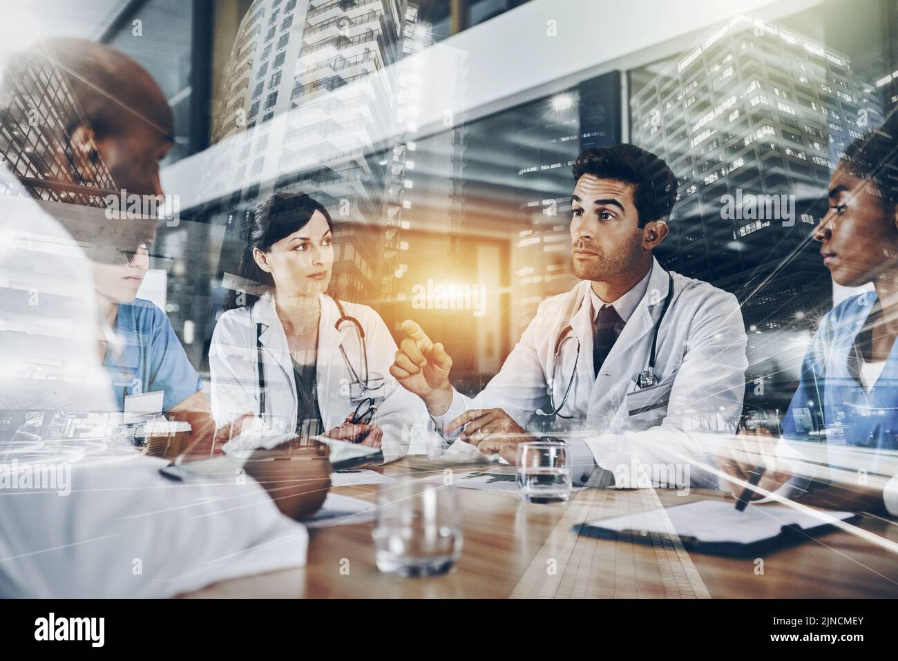 Discutons du diagnostic. Groupe de médecins ayant une réunion dans un hôpital. Banque D'Images