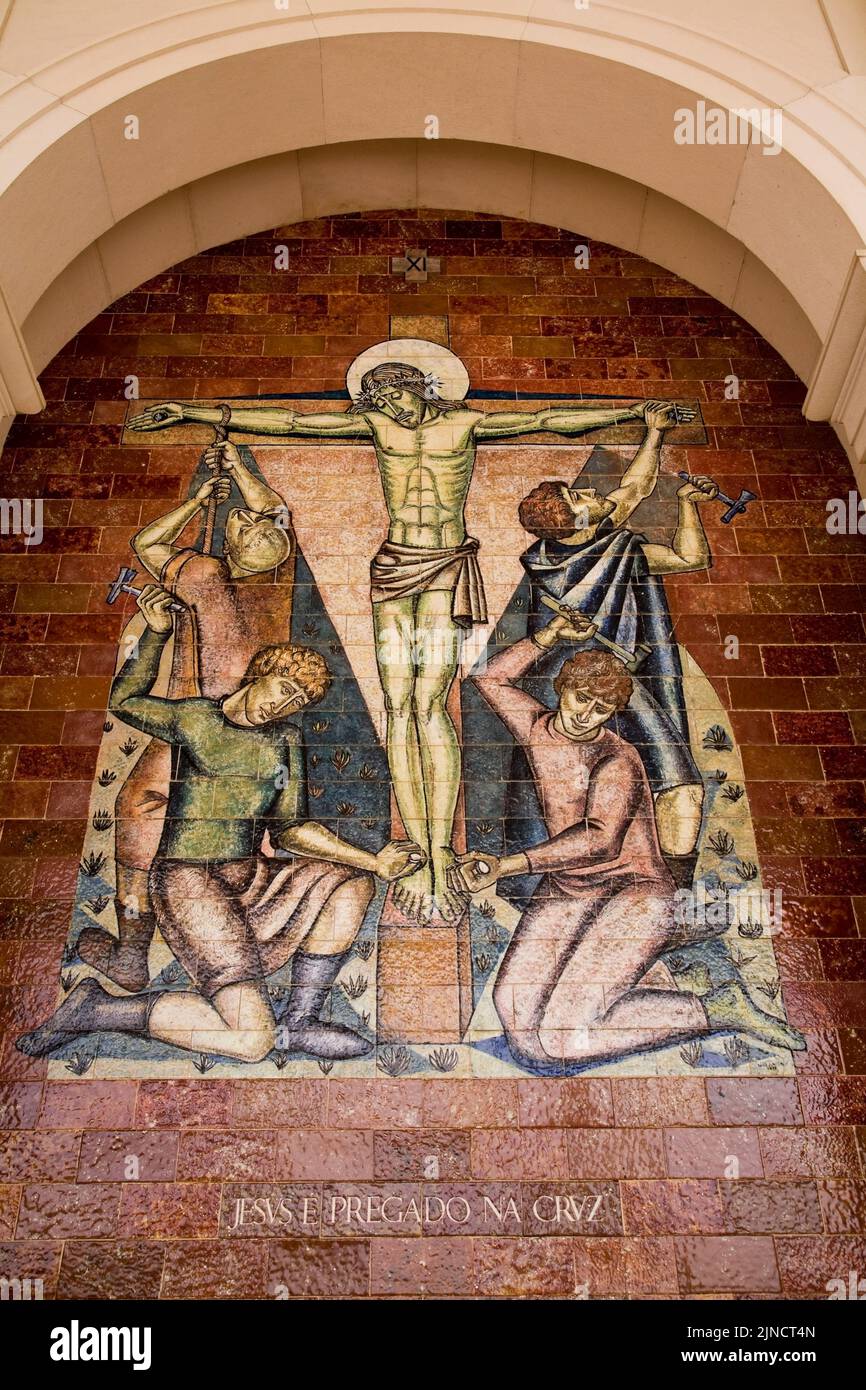 Scène religieuse peinte sur les carreaux de céramique de la basilique de Fatima, Portugal. Banque D'Images