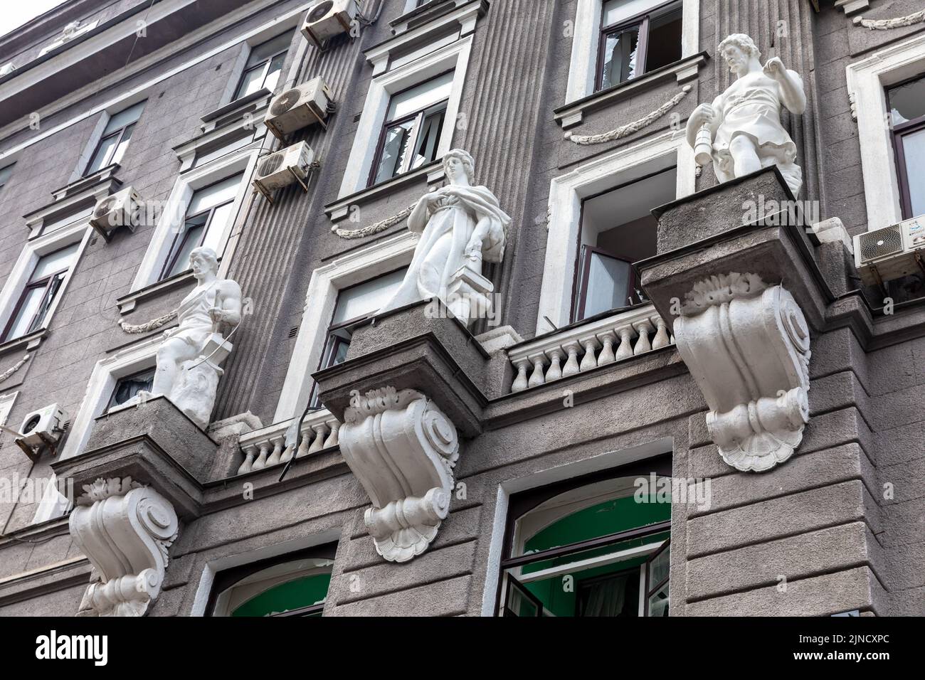 Kharkiv, Ukraine. 1st août 2022. Sculptures du Palais du travail à Kharkiv Bâtiment historique avec fenêtres et figures brisées sur la façade dans la partie historique de la ville. Maisons détruites et endommagées dans les rues de Kharkiv à la suite de bombardements par des envahisseurs russes. (Credit image: © Mykhaylo Palinchak/SOPA Images via ZUMA Press Wire) Banque D'Images