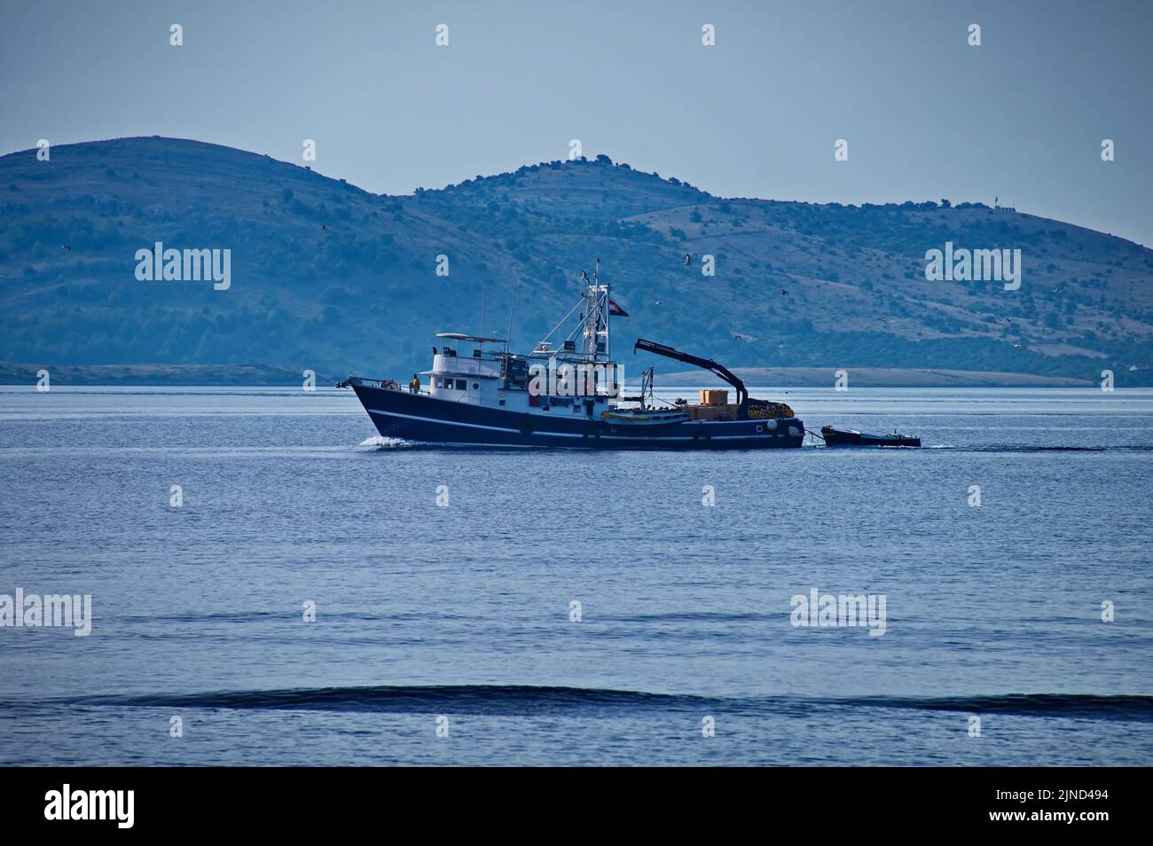 Bateau de pêche naviguant dans la mer Adriatique Banque D'Images
