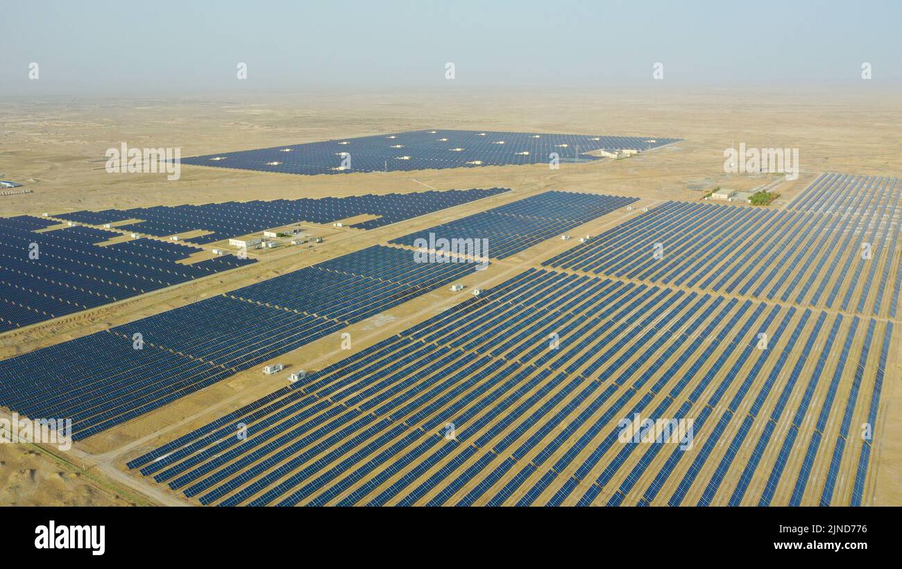 BAZHOU, CHINE - 9 AOÛT 2022 - une photo aérienne prise avec un drone montre une centrale photovoltaïque dans la préfecture autonome mongole de Bayingolin, non Banque D'Images