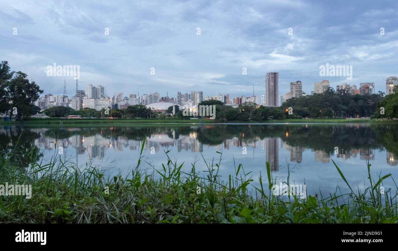 Vue sur le parc Ibirapuera, le premier parc métropolitain de São Paulo, au Brésil, et l'un des parcs les plus visités d'Amérique du Sud. Banque D'Images