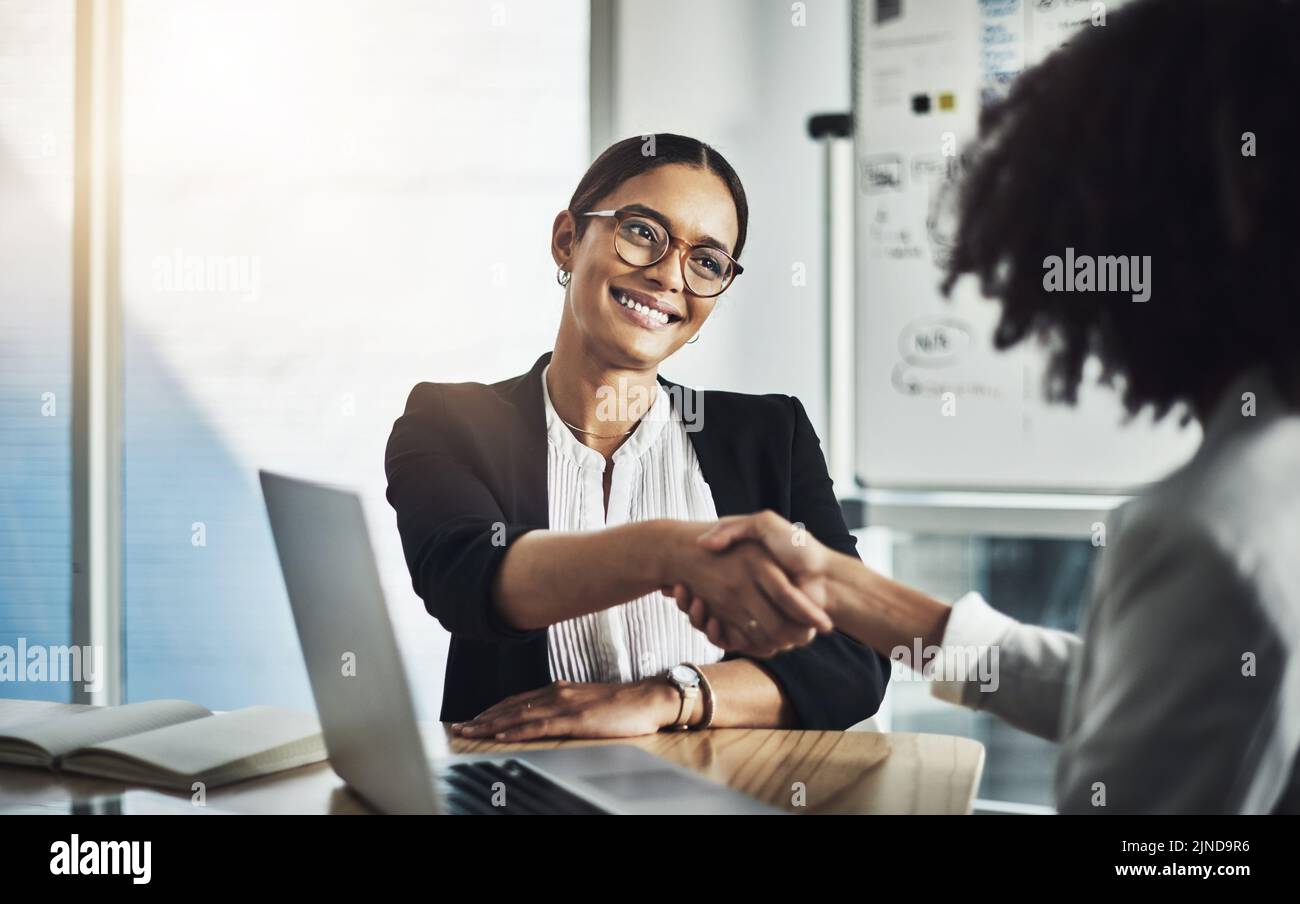 Deux femmes d'affaires se serrant la main dans un bureau Banque de ...