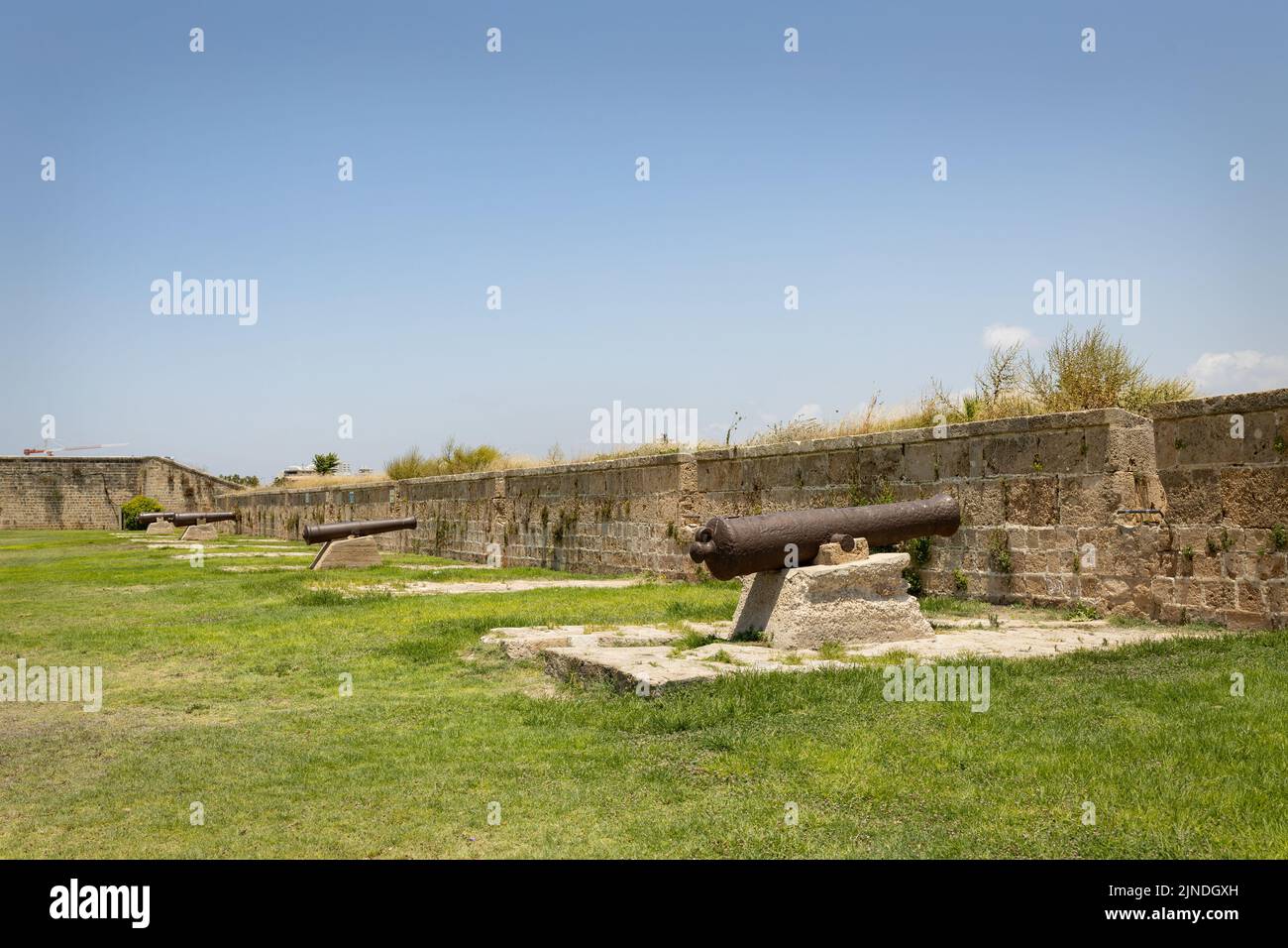 Canons d'artillerie sur le mur de défense dans la vieille ville d'Acre, Israël Banque D'Images