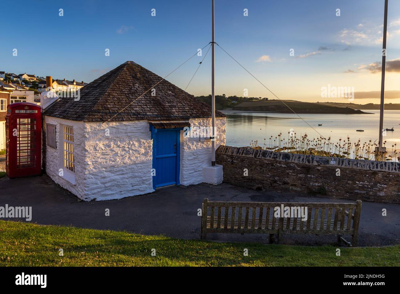 Le vieux refuge des pêcheurs de Portscatho, en Cornouailles. Ce joli petit bâtiment d'une seule pièce se trouve sur le sommet d'une falaise surplombant le port de Portscatho. Banque D'Images