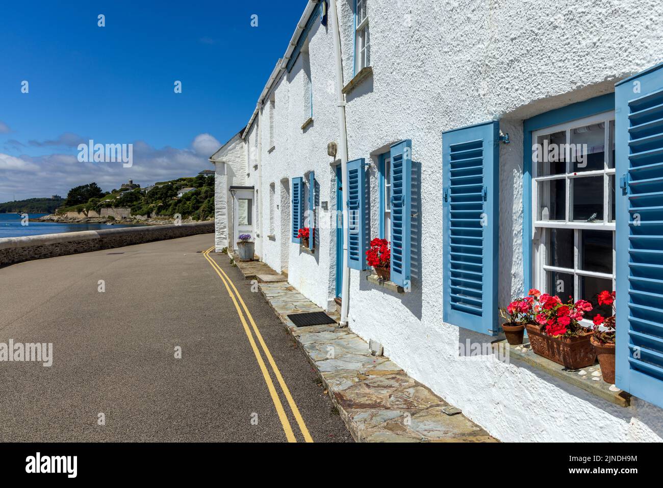Volets bleus sur les fenêtres des vieilles maisons de pêcheurs faisant face à la mer à St Mawes, Cornouailles, Angleterre. Banque D'Images