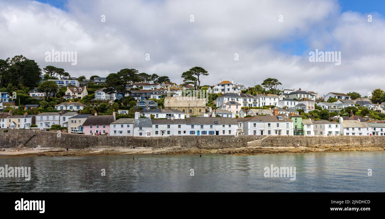 De jolis cottages bordent le front de mer du village de St Mawes en Cornouailles, avec l'église St Mawes au centre. Banque D'Images