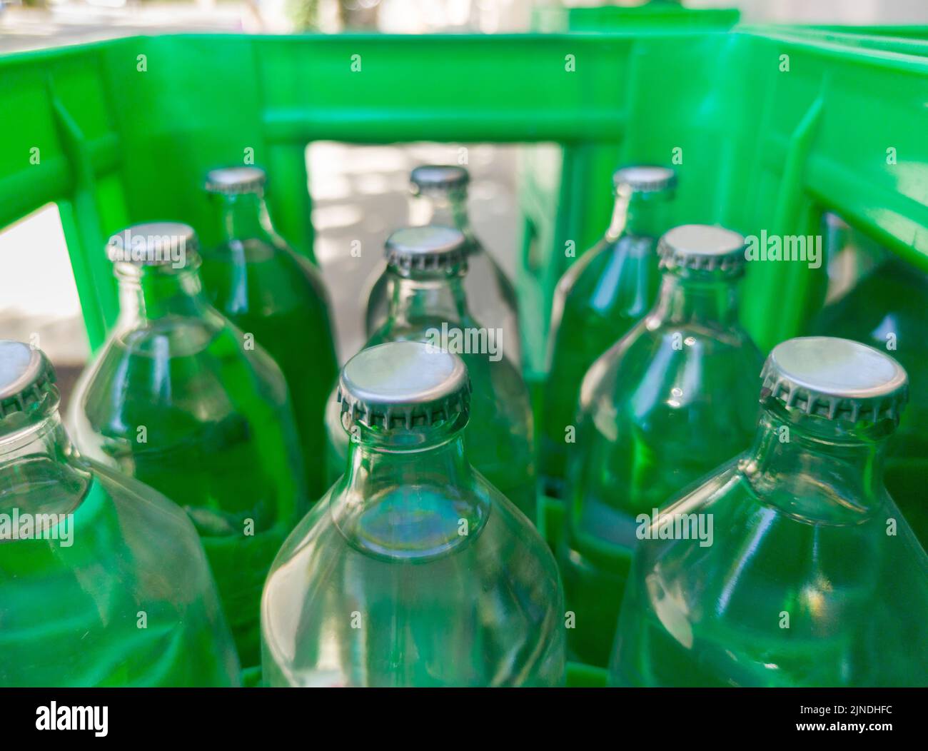 Verre d'eau minérale sur sa boîte. Mise au point sélective Banque D'Images