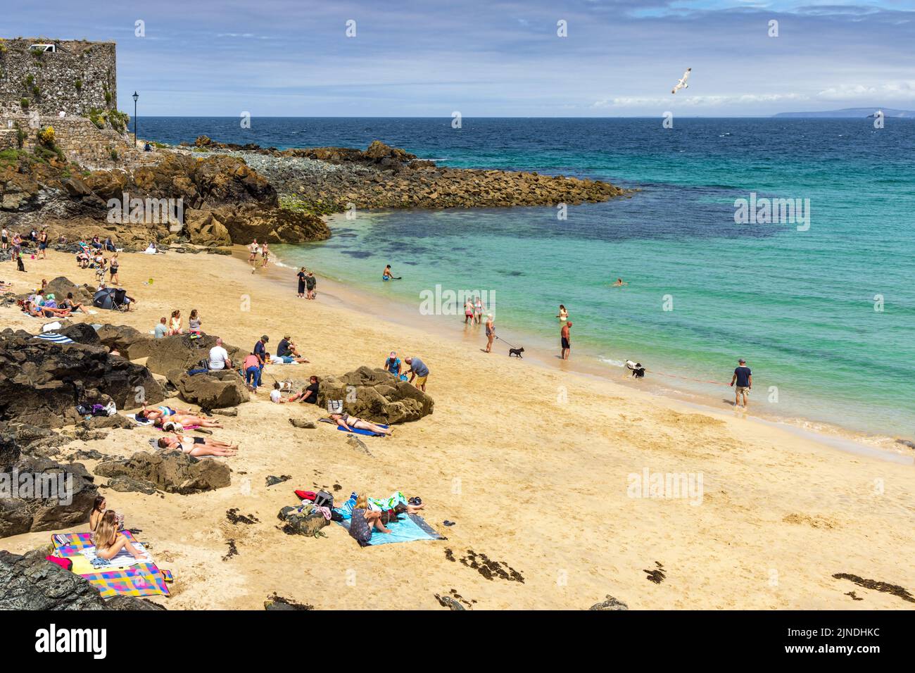 Les gens qui profitent d'une journée ensoleillée d'été à la plage de Bamaluz à St Ives, en Cornouailles, en Angleterre. Banque D'Images