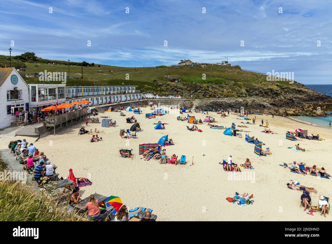 Les gens qui profitent d'une journée ensoleillée d'été à la plage de Porthmeor à St Ives, en Cornouailles, en Angleterre. Banque D'Images