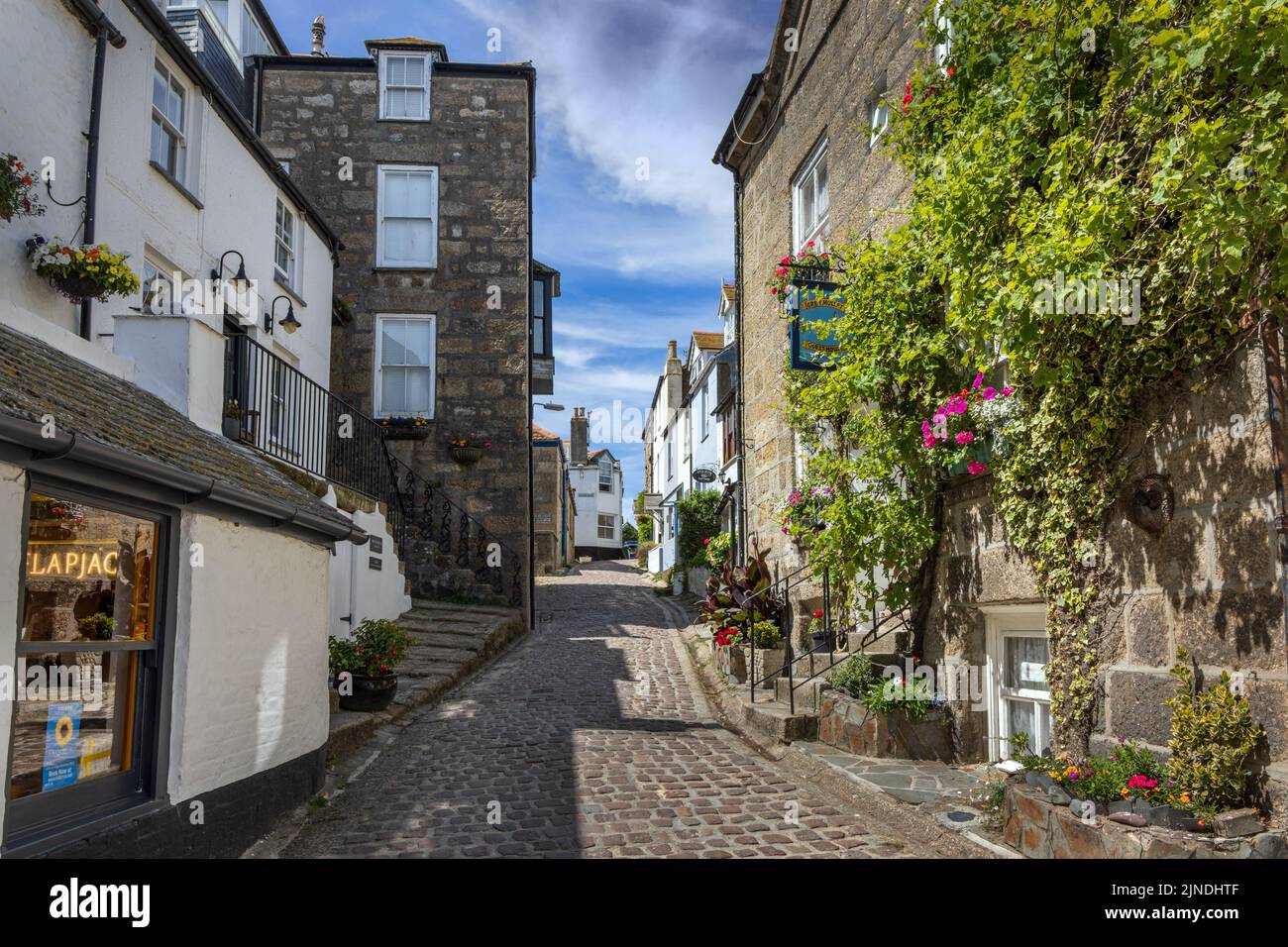 La pittoresque rue pavée de Bunkers Hill à St Ives, Cornouailles, Angleterre. Banque D'Images
