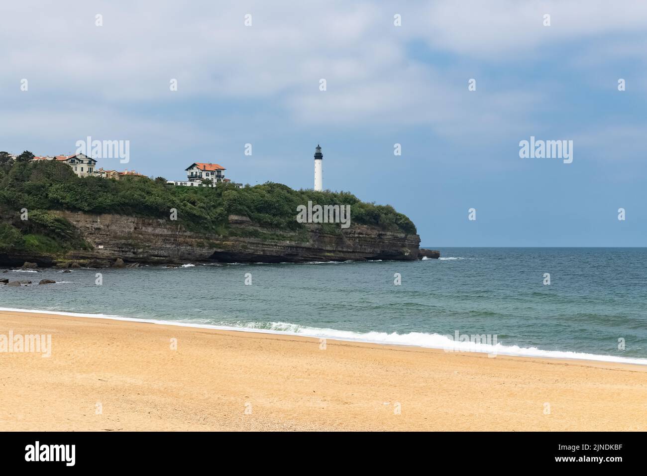 Plage d'Anglet dans le pays Basque, avec le phare de Biarritz Banque D'Images