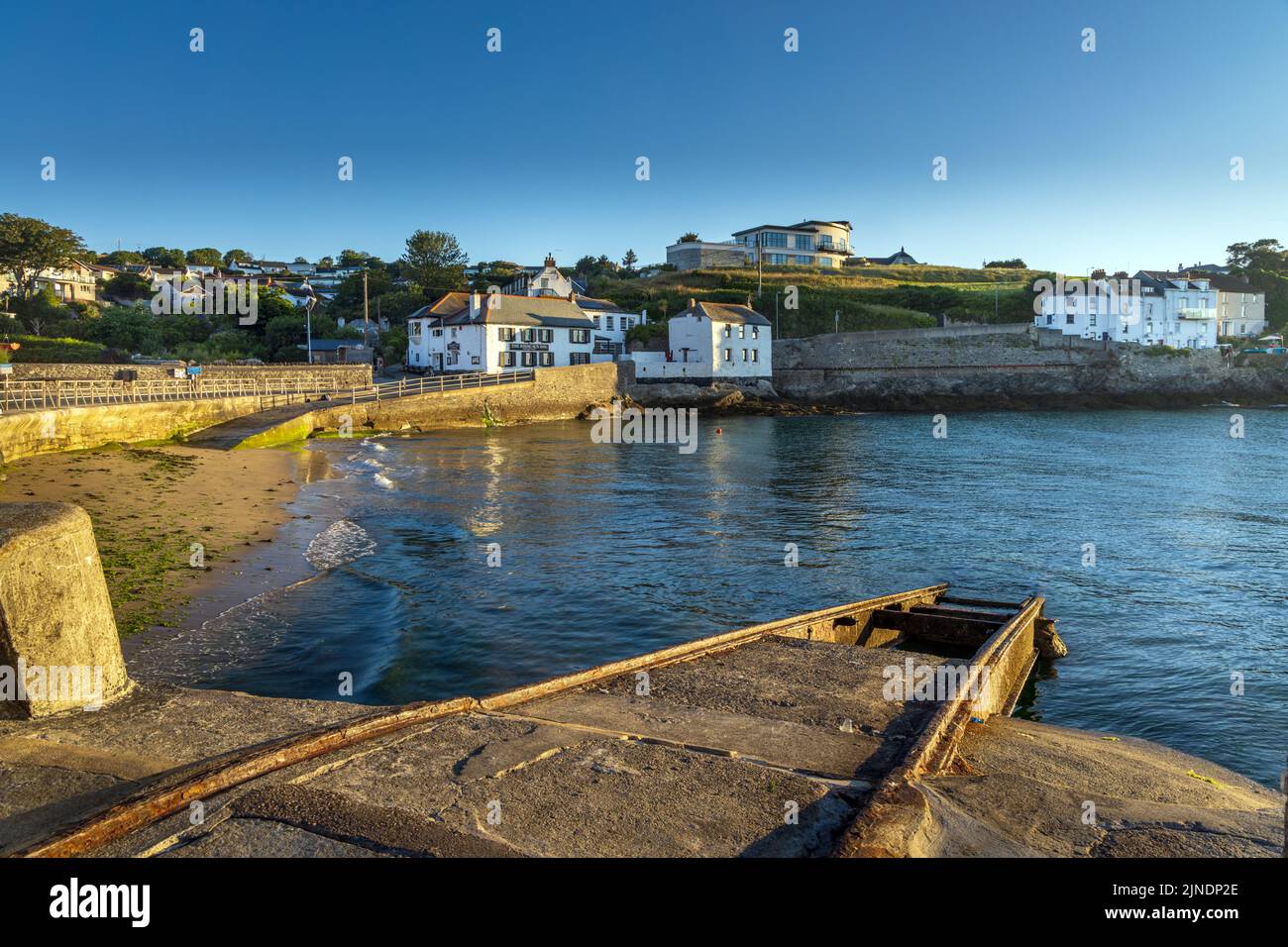 La cale rouillée de Portmellona, un petit village côtier près de Mevagissey, dans les Cornouailles. Banque D'Images