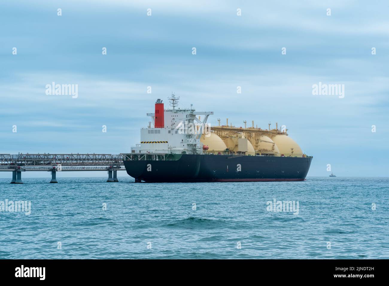 Pétrolier de gaz naturel liquéfié pendant le chargement à un terminal offshore de GNL Banque D'Images