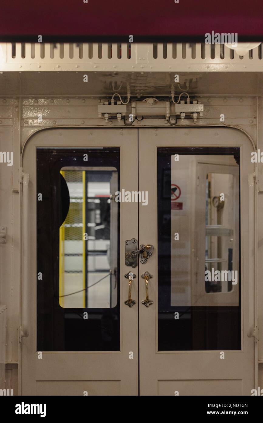 porte d'un vieux train à madrid Banque D'Images