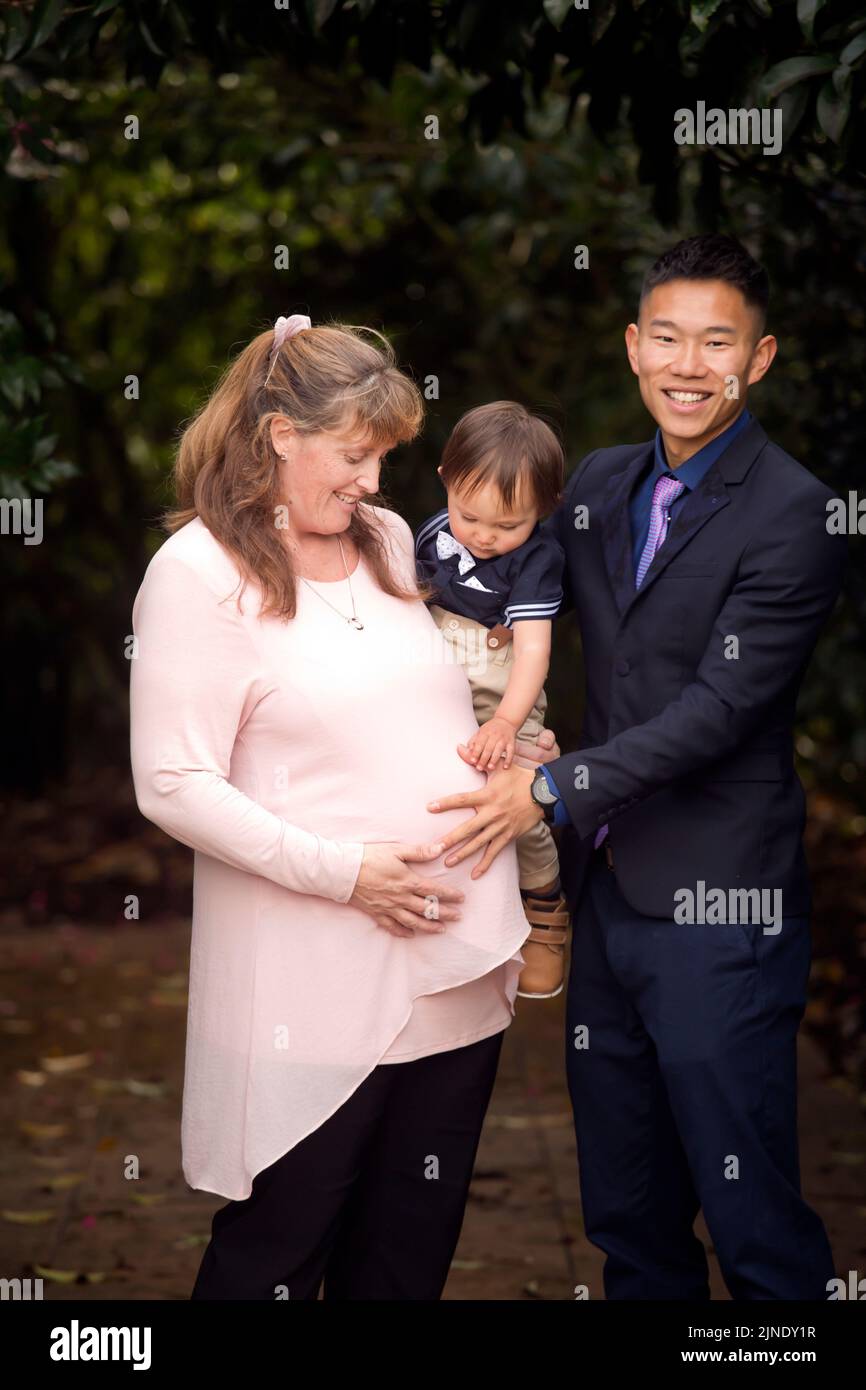 Mère enceinte avec partenaire et enfant Banque D'Images