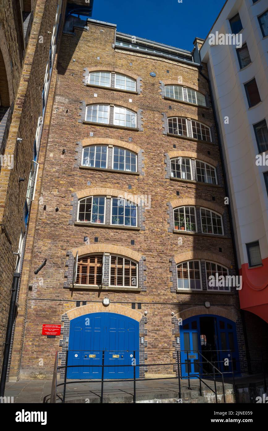 Les propriétés du quai St Saveurs à Shad Thames ont converti des entrepôts historiques à la jonction de la Tamise et de Neckinger. Appartements de luxe Banque D'Images