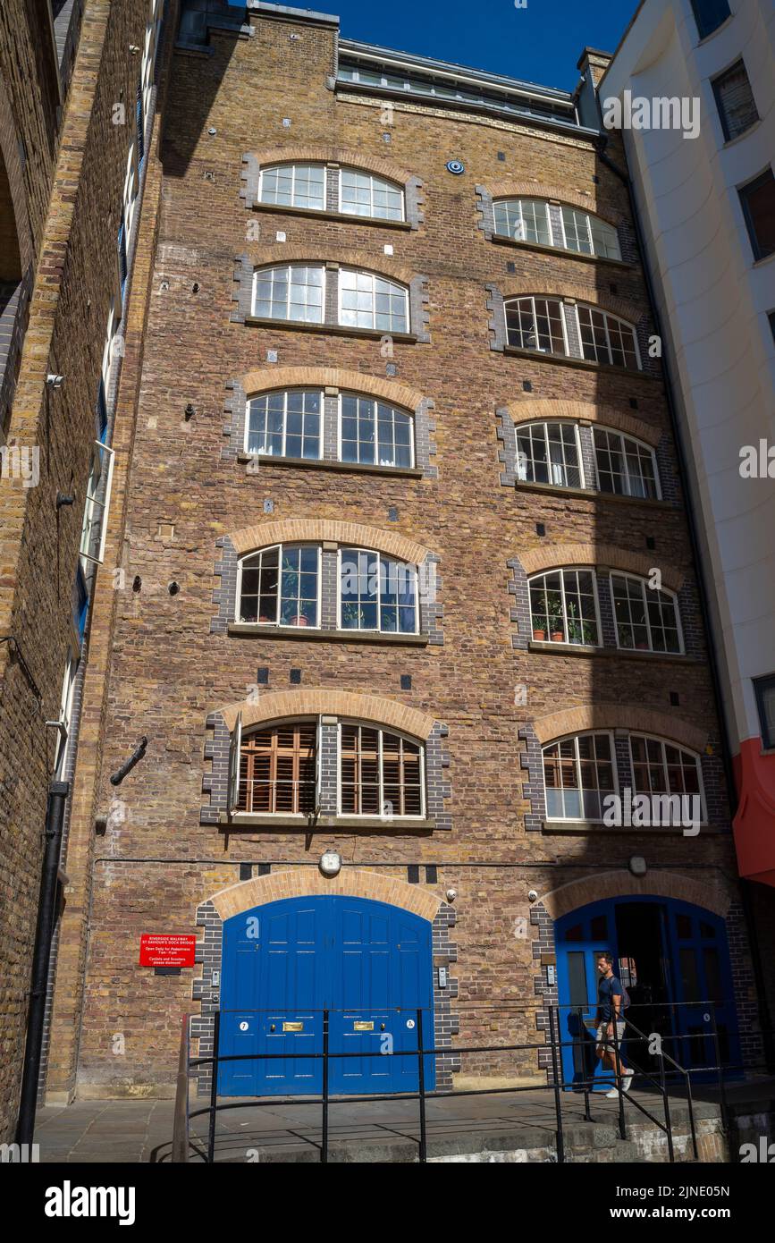 Les propriétés du quai St Saveurs à Shad Thames ont converti des entrepôts historiques à la jonction de la Tamise et de Neckinger. Appartements de luxe Banque D'Images
