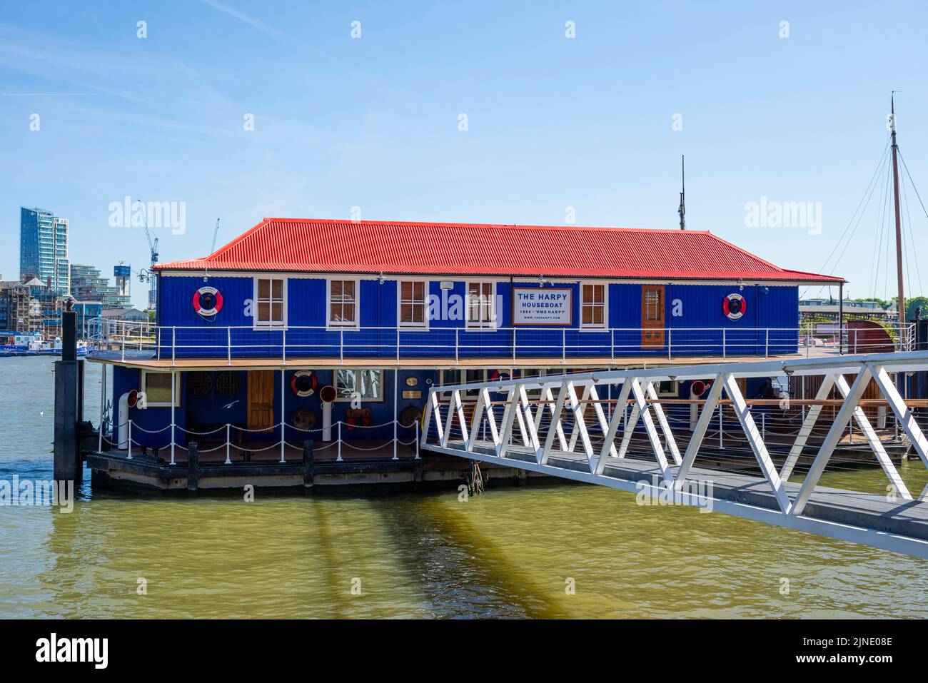 The Harpy Houseboat, à côté de Butler's Wharf à Shade Thames, sur la Tamise, Londres, Royaume-Uni. Ancien bureau de douane et d'accise HMS Harpy, restauré Banque D'Images