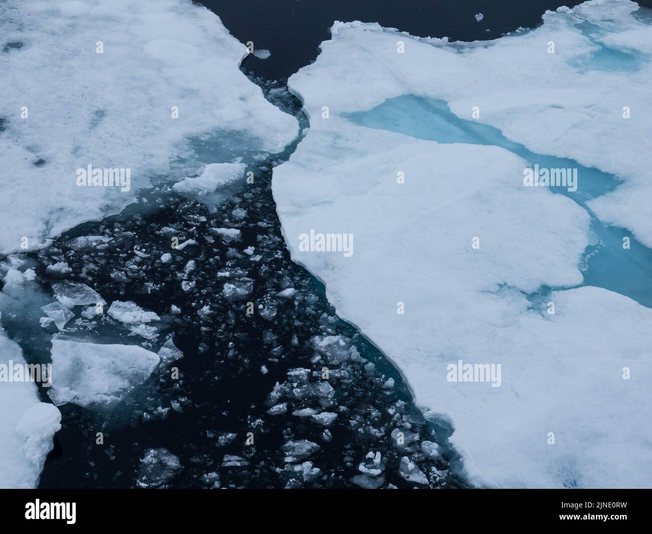 Pack de glace flottant dans l'océan arctique. La glace glaciaire bleue recouverte de neige est une nature sauvage préservée. Svalbard, Norvège Banque D'Images