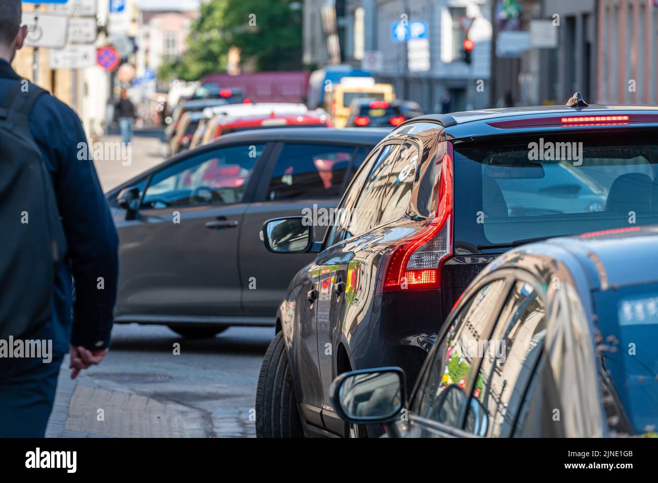 Trafic important et files d'attente de voitures garées sur le côté de la rue dans la capitale de la Lettonie, Riga Banque D'Images