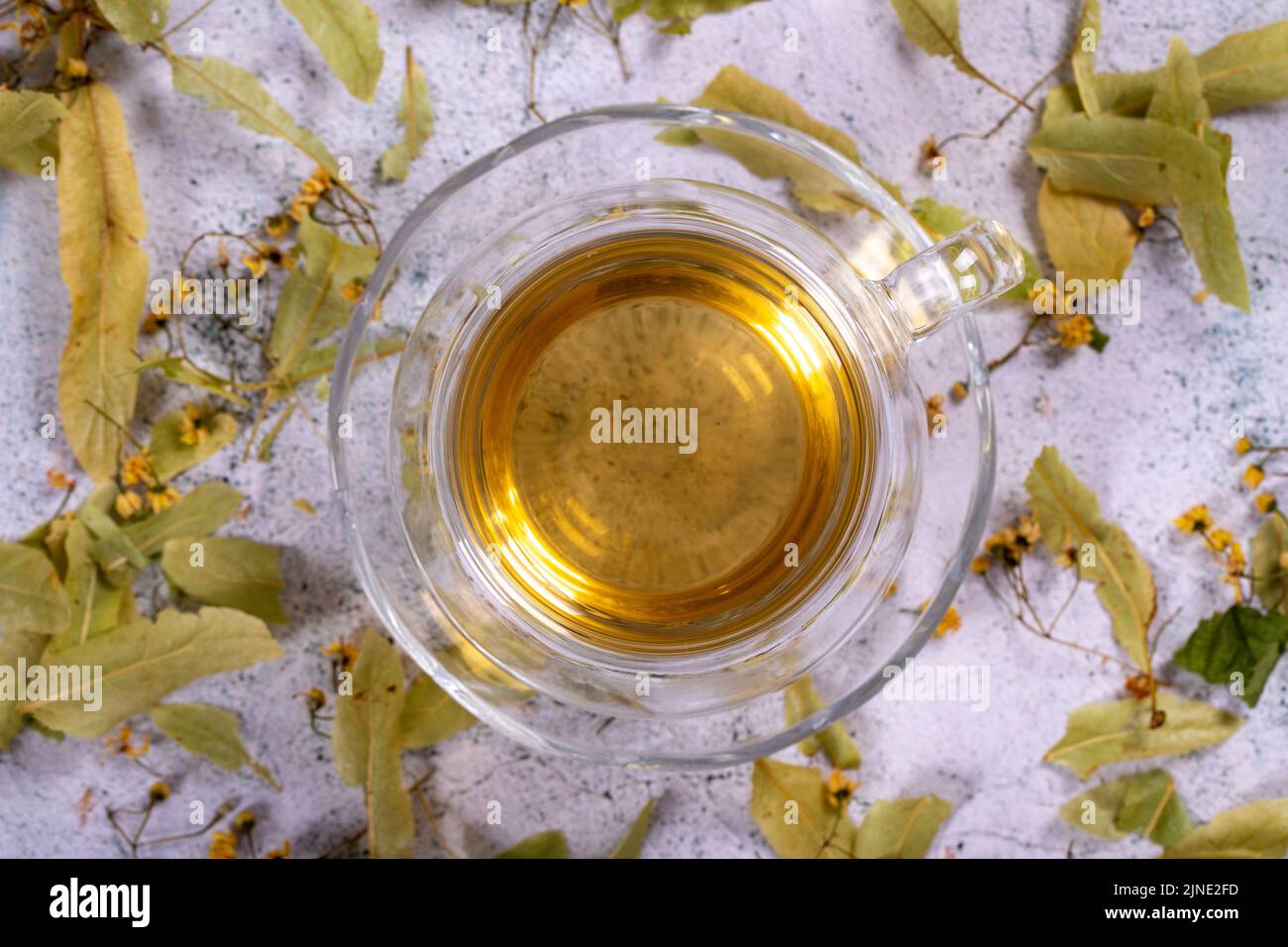 Thé Linden. Thé Linden sur fond de pierre. Concept de tisane. Boissons saines. Vue de dessus. Gros plan Banque D'Images