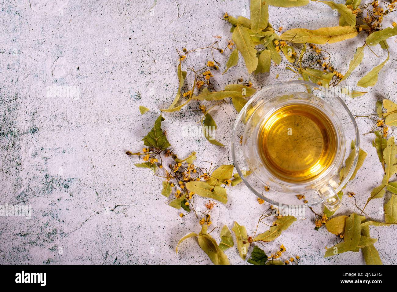 Thé Linden. Thé Linden sur fond de pierre. Concept de tisane. Boissons saines. Vue de dessus. Gros plan Banque D'Images