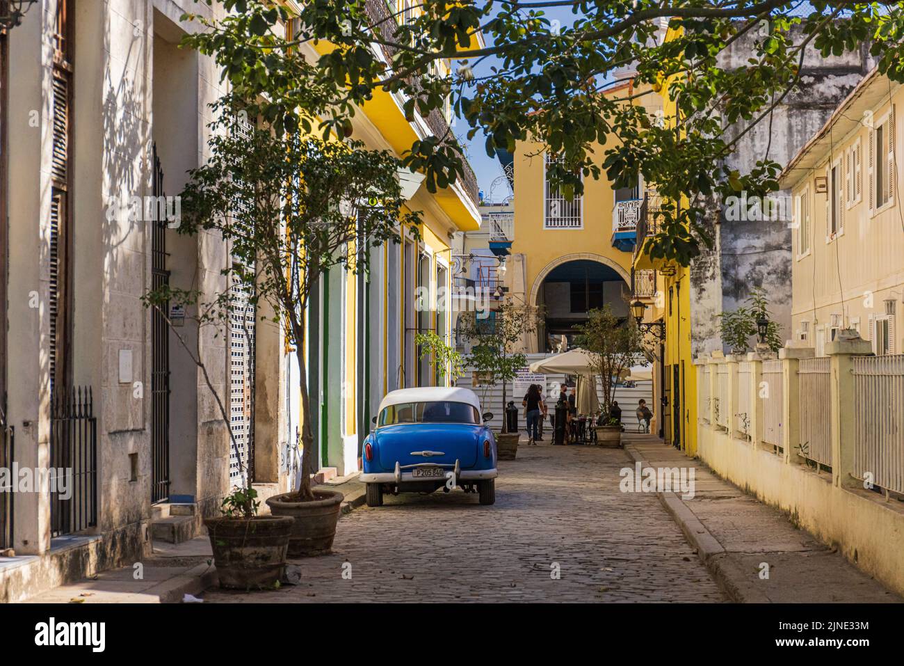 VILLE DE LA HAVANE, CUBA - JANVIER 2: Scène de rue avec vieille voiture à la Havane, Cuba Banque D'Images