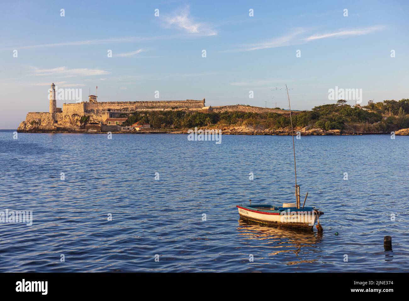 LA HAVANE CUBA. 2 JANVIER 2021 : bateau ancré à l'entrée du port de la Havane dans la lumière du soir, Cuba Banque D'Images
