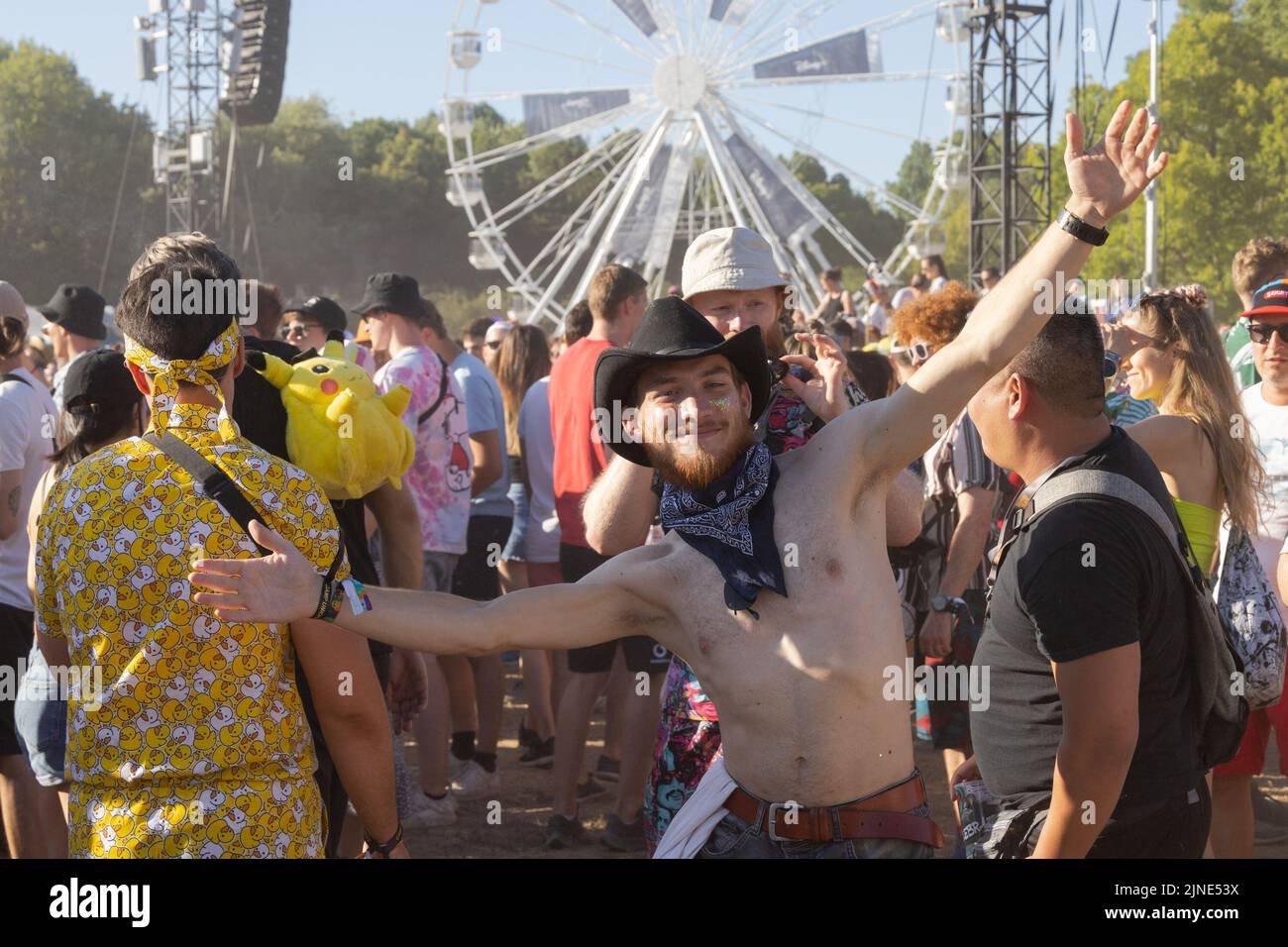 Budapest. 10th août 2022. Les gens apprécient un concert au Festival Sziget à Budapest, Hongrie, le 10 août 2022. Credit: Attila Volgyi/Xinhua/Alay Live News Banque D'Images