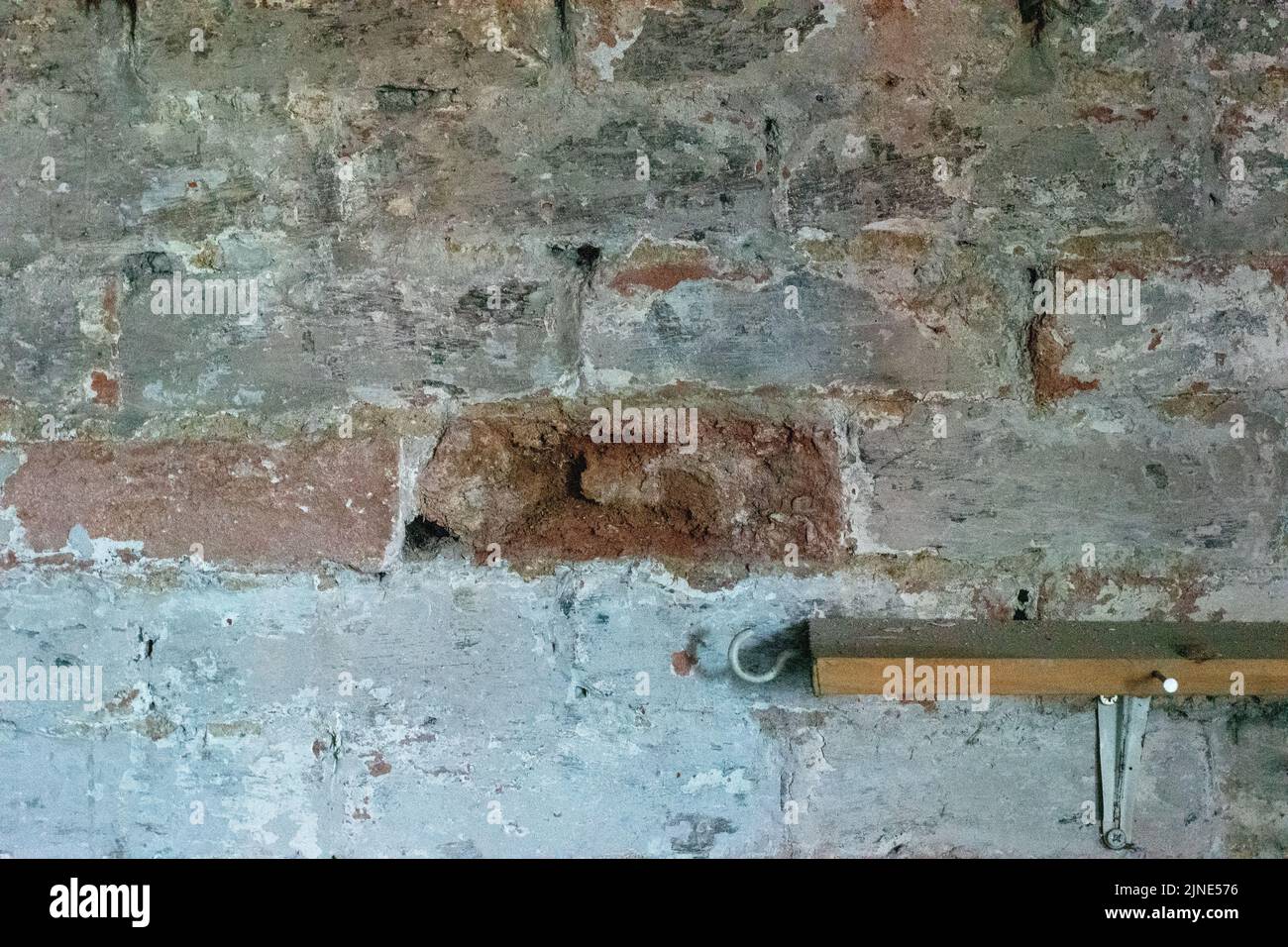 Maçonnerie murale en briques en ruines dans la vieille maison victorienne nécessitant un travail de réparation de repointage Banque D'Images