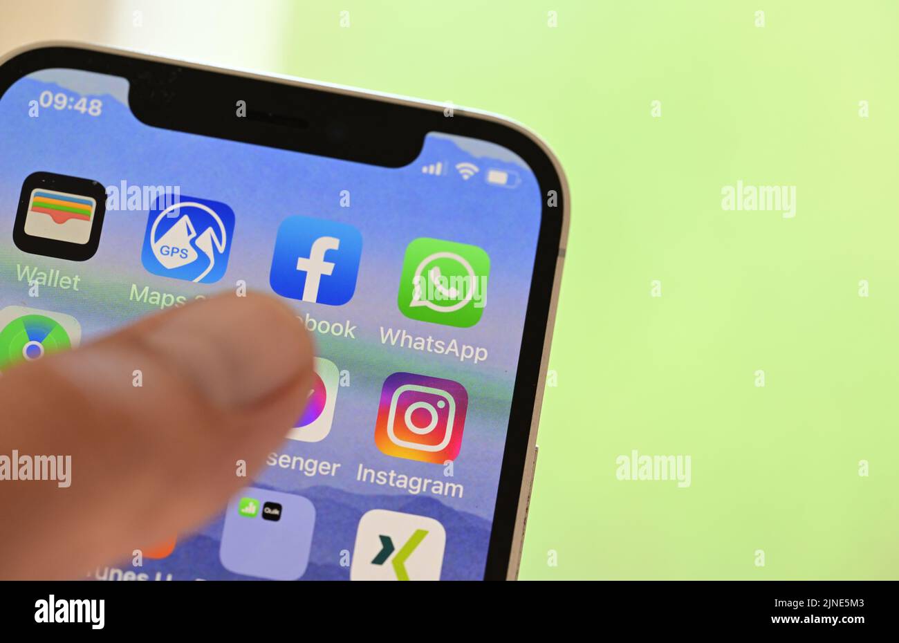 Stuttgart, Allemagne. 09th août 2022. Sur un téléphone portable, les icônes des applications de réseaux sociaux (Facebook, WhatsApp, Instagram) sont affichées (scène posée). Credit: Bernd Weißbrod/dpa/Alay Live News Banque D'Images