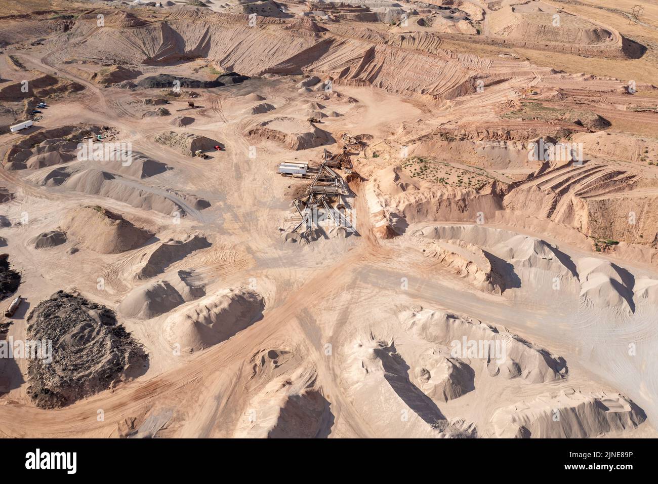 Convoyeurs mobiles pour déplacer du gravier trié dans une fosse de gravier de Spanish Valley, près de Moab, Utah. Banque D'Images