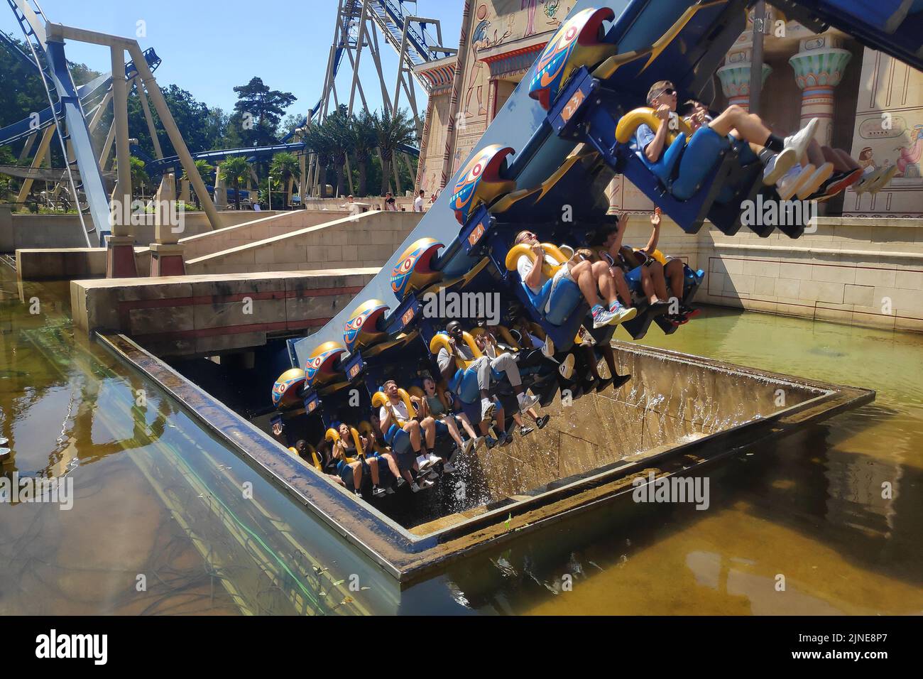 Plailly, France - 10 août 2022: OzIris est une montagne à roulettes inversée en acier située dans le Parc Astérix, un parc à thème français basé sur la bande dessinée se Banque D'Images