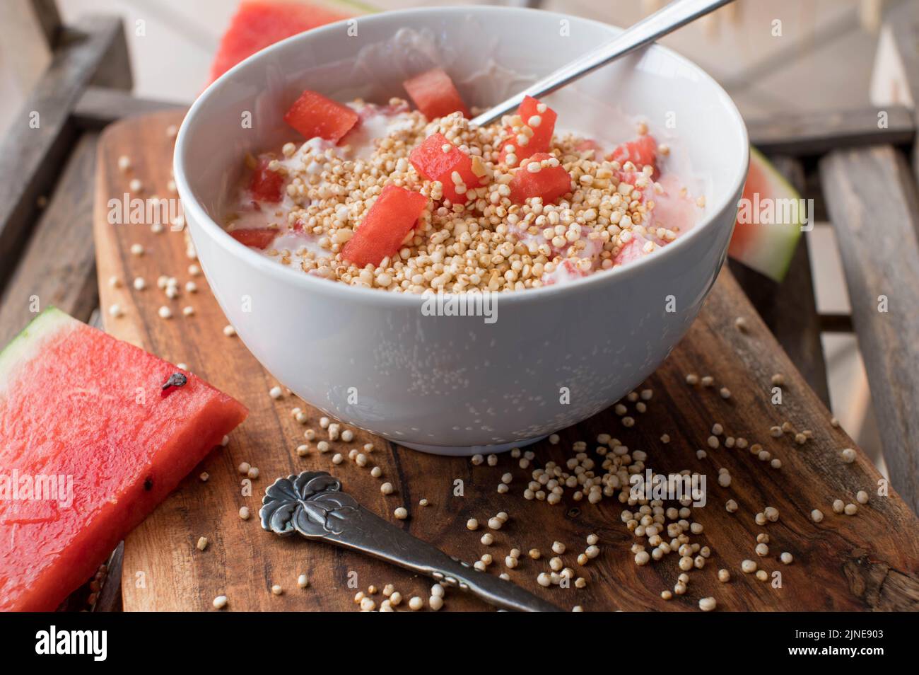 Bol de petit déjeuner avec quinoa soufflé, yaourt à la purée et melon d'eau Banque D'Images