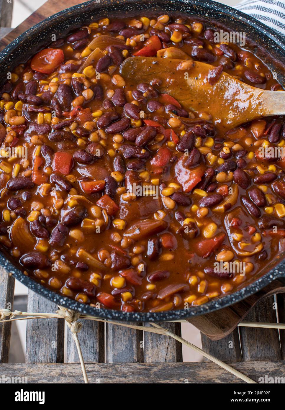Ragoût de haricots vegan, Chili Sin carne style dans une casserole avec spatule sur fond de bois Banque D'Images