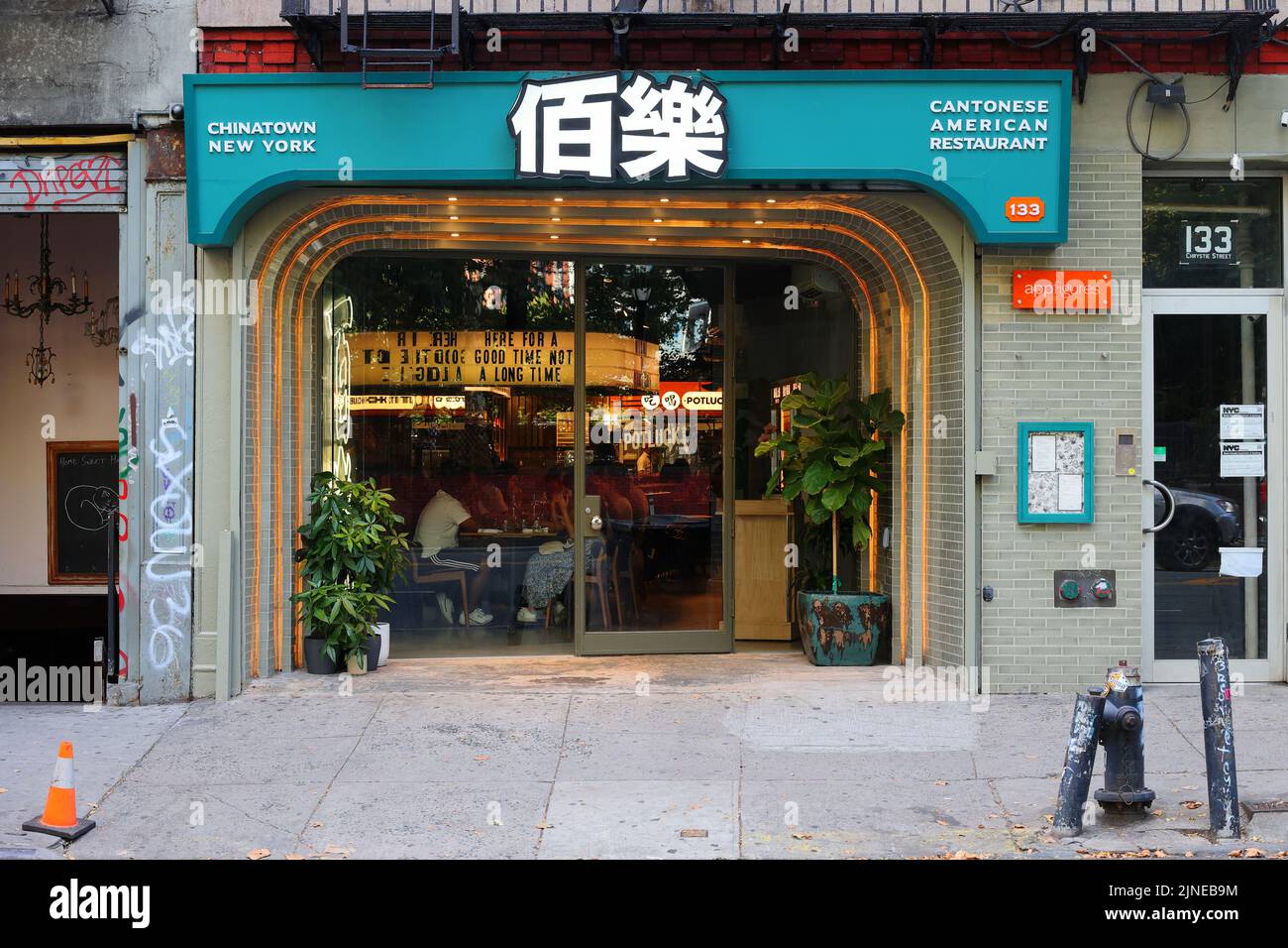 Potluck Club 百樂, 133 Chrystie St, New York, NY. Façade extérieure d'un restaurant chinois cantonais dans le quartier chinois de Manhattan/Lower East Side. Banque D'Images