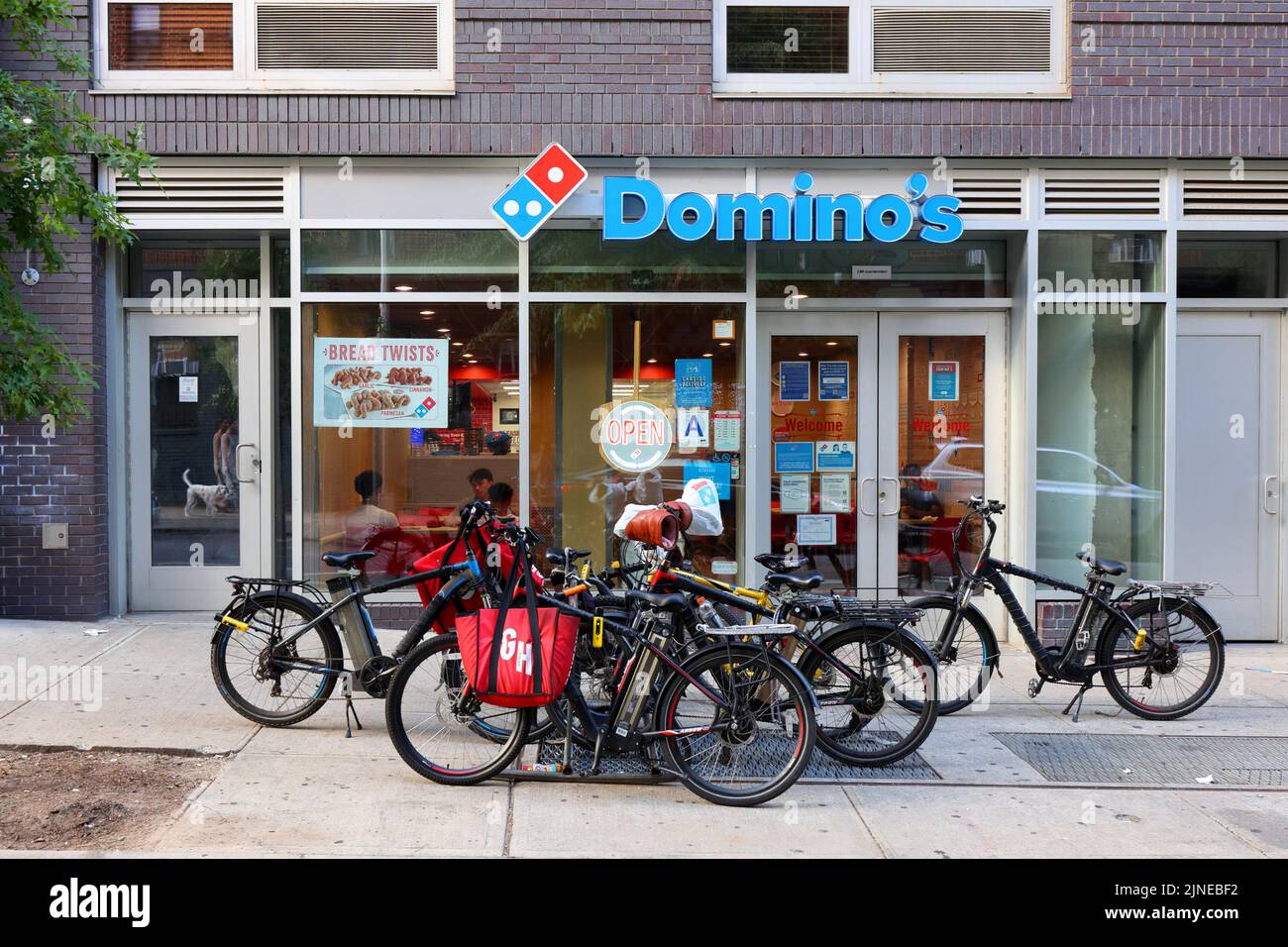Domino's Pizza, 196 Stanton St, New York, NY. Façade extérieure d'une chaîne de restaurants de pizza dans le quartier Lower East Side de Manhattan. Banque D'Images