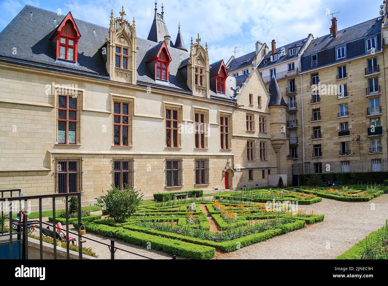 PARIS, FRANCE - 13 MAI 2015 : l'hôtel de sens est un petit palais urbain, avec des éléments architecturaux d'un château ou d'une forteresse. Banque D'Images