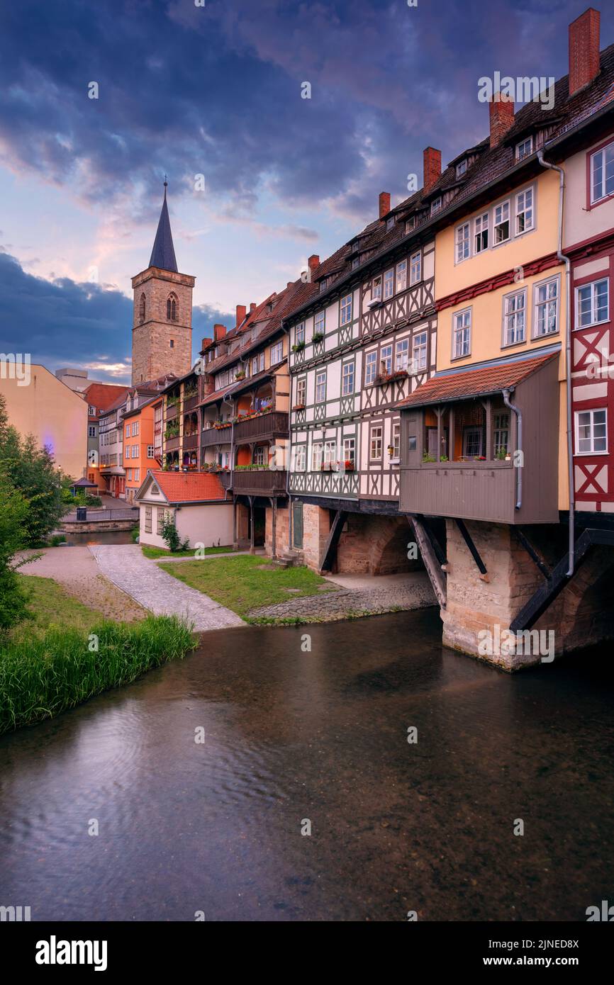 Erfurt, Allemagne. Image de paysage urbain du centre-ville d'Erfurt, en Allemagne, avec le Merchant's Bridge au lever du soleil d'été. Banque D'Images