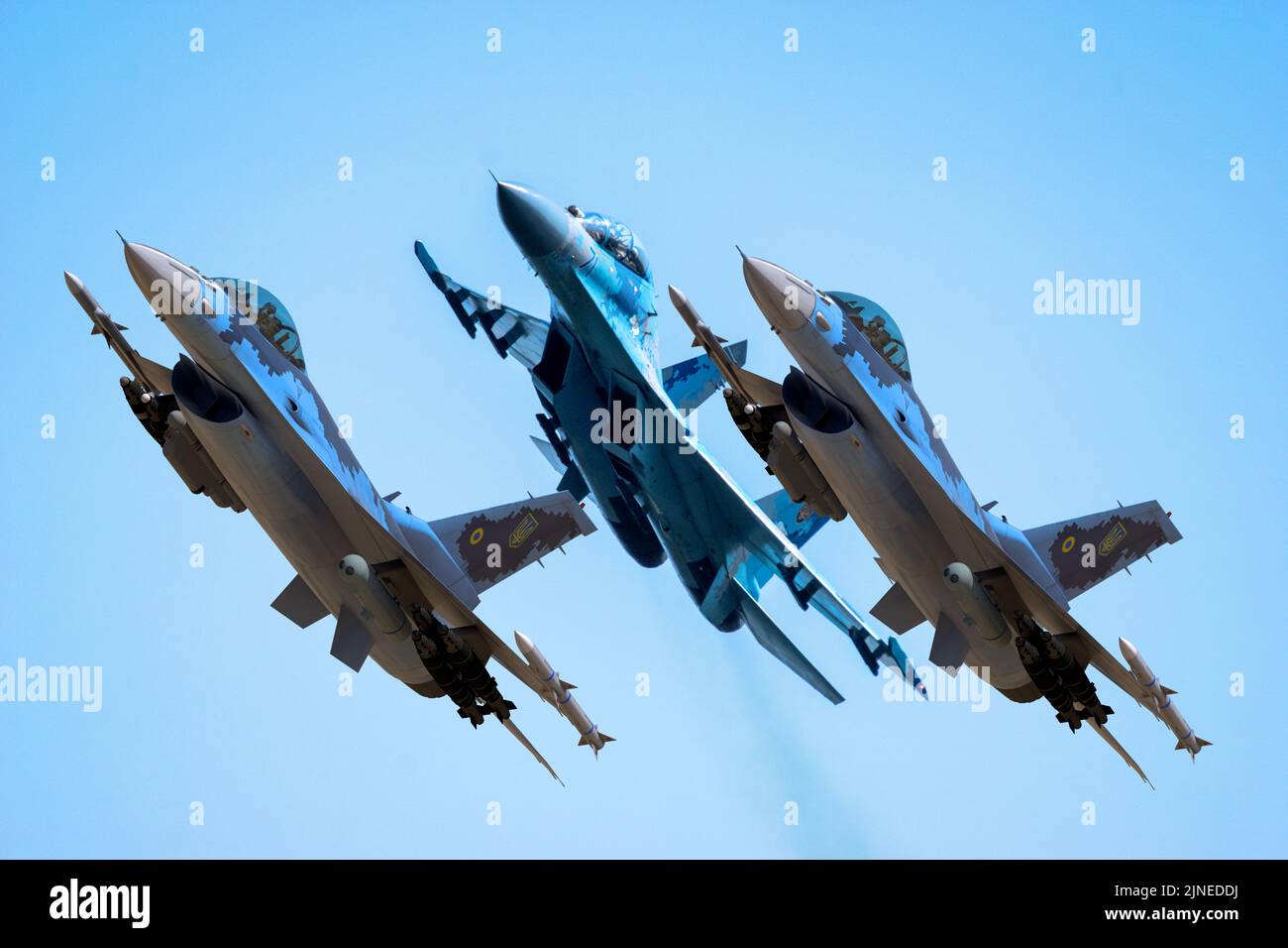 Combattants de l'Armée de l'Air ukrainienne:su-27 assisté par F-16s dans un camouflage hypothétique de l'aviation militaire ukrainienne Banque D'Images