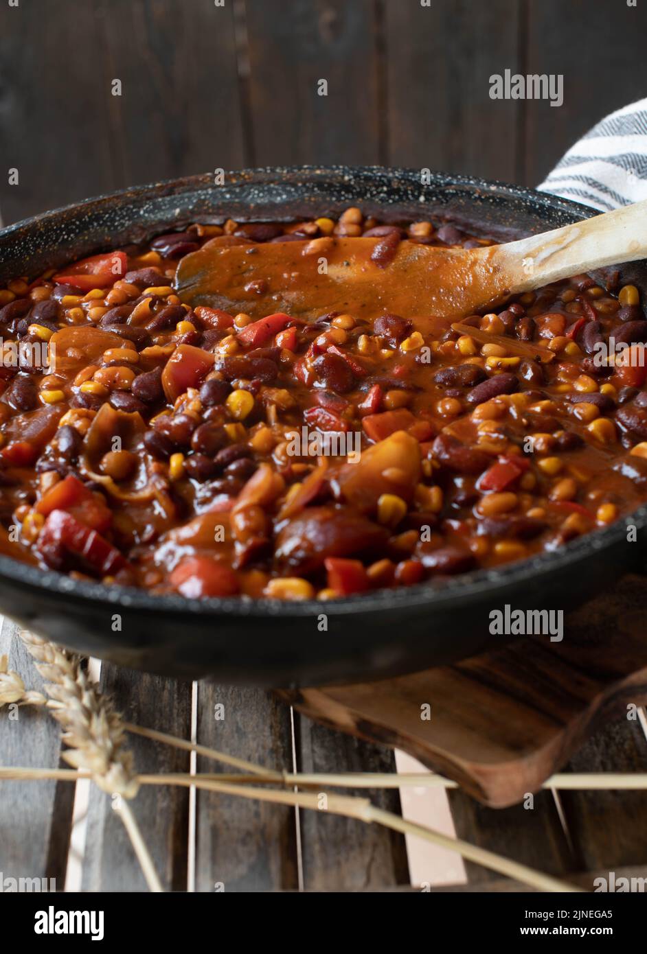 Plat de haricots végétaliens avec un ragoût mexicain épicé. Servi dans une poêle. Chili Sin carne Banque D'Images