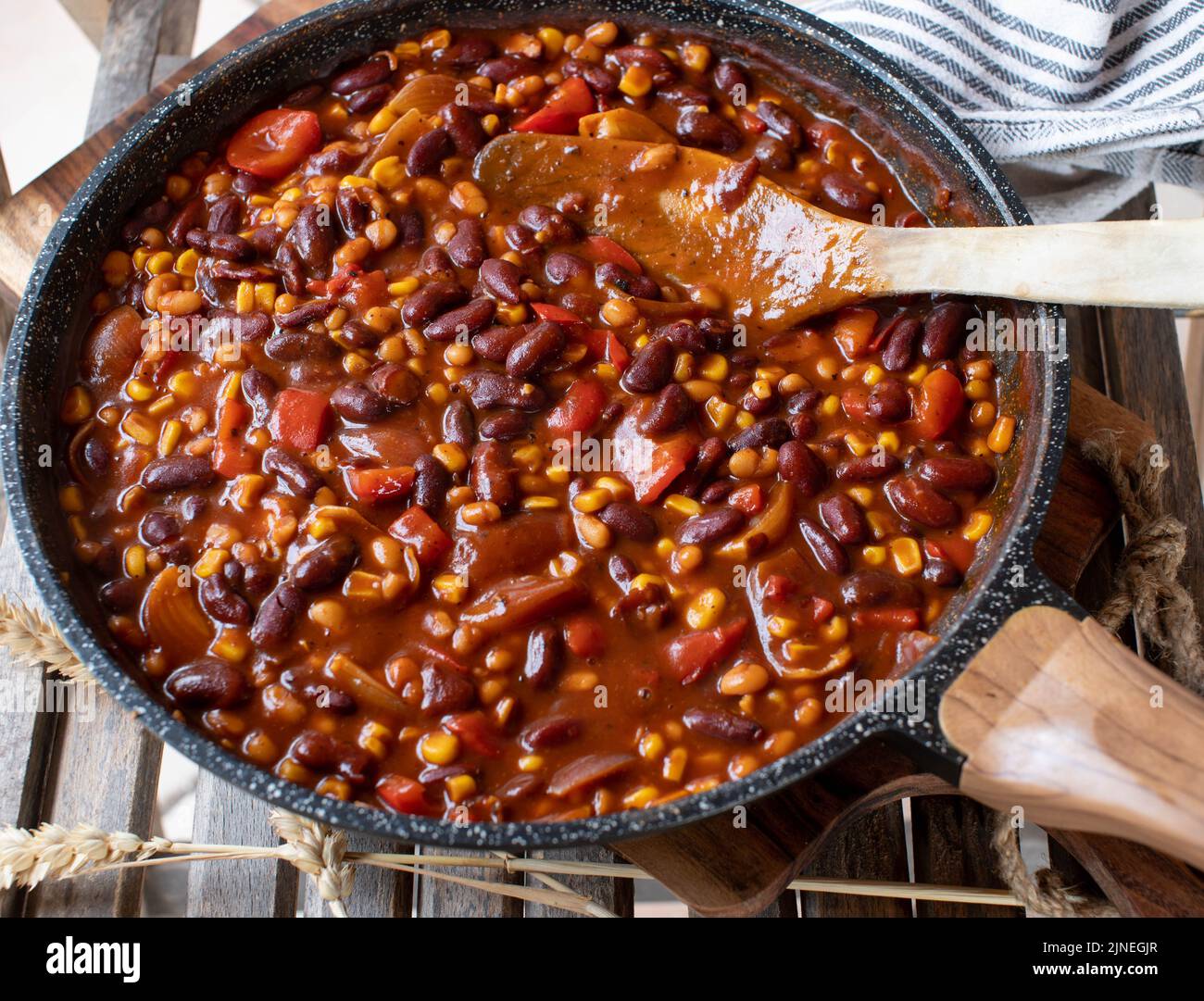 Ragoût de haricots vegan - Chili Sin carne - frais et fait maison cuisiné dans une poêle à frire Banque D'Images