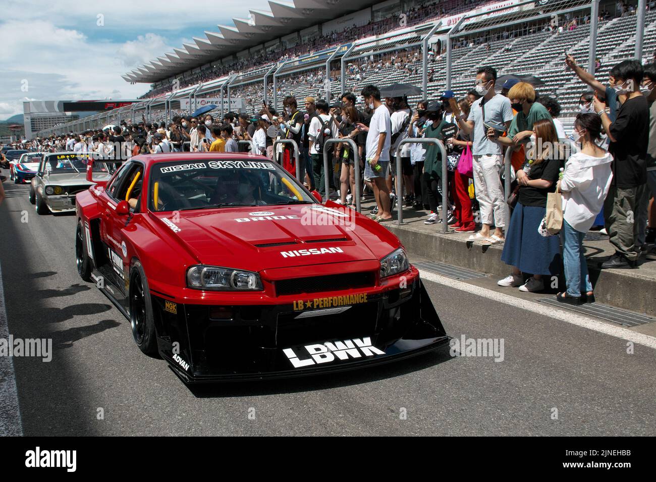 Oyama, Japon. 11th août 2022. Les voitures personnalisées des participants sont vues courir pendant la « FUELFEST JAPAN 2022 » au circuit international de Fuji à Shizuoka-Préfecture, Japon jeudi, 11 août 2022. Photo par Keizo Mori/UPI crédit: UPI/Alay Live News Banque D'Images