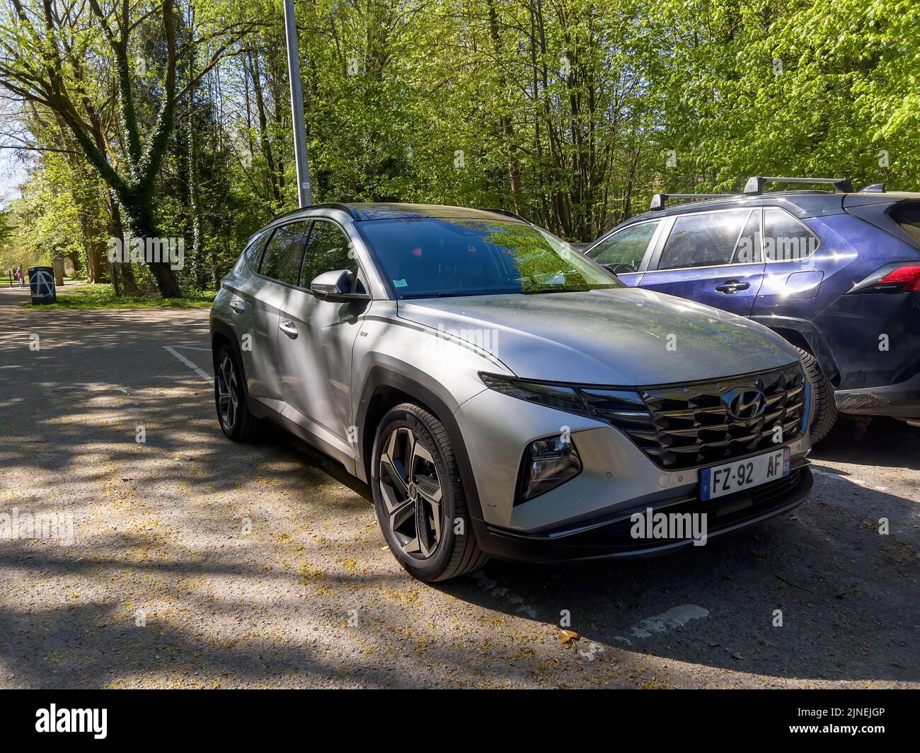 Paris, France - 17 avril 2022 : vue de face du nouveau SUV Hyundai Tucson Silver garé en ville - projecteur futuriste de la voiture Banque D'Images