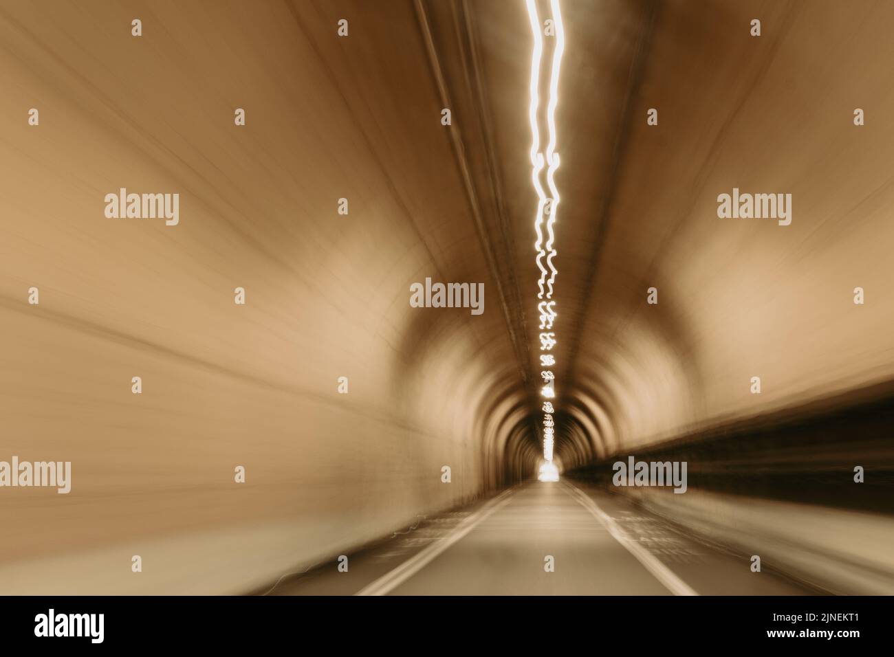 Mouvement de vitesse abstrait dans le tunnel routier. Mouvement flou et conduite au point de vue sur route vide. Photo prise à San Francisco, Californie, États-Unis Banque D'Images